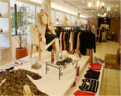 grappino店内の服コーナーの写真